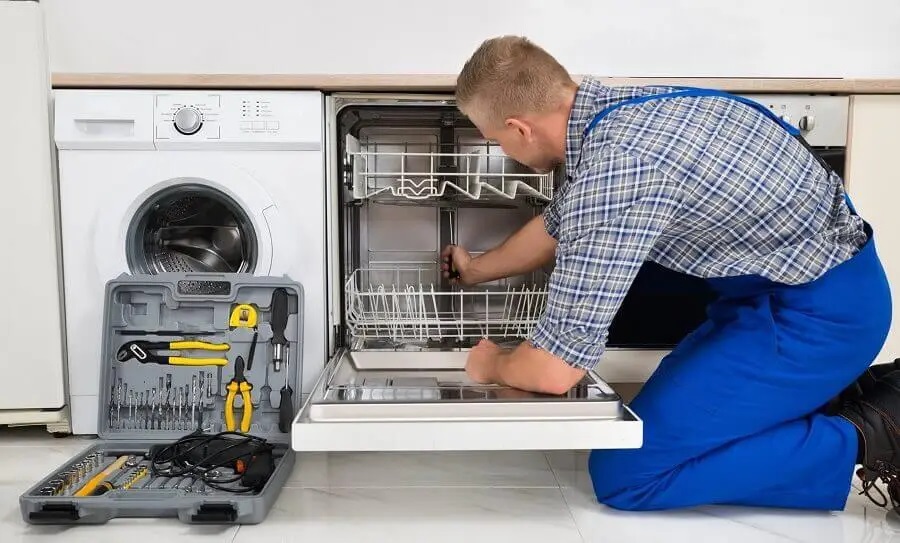 Alaşehir Viessmann servisi teknisyen ekibi beyaz eşya tamiri yaparken